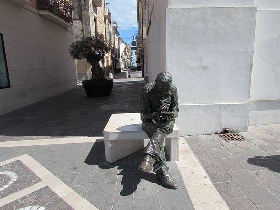 Statua di Benito Jacovitti